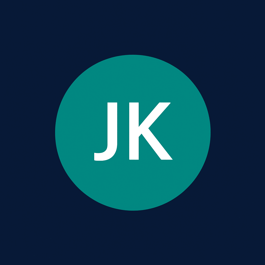 Ein blaugrüner Kreis mit den weißen Großbuchstaben „JK“ in der Mitte, vor einem dunkelblauen Hintergrund.