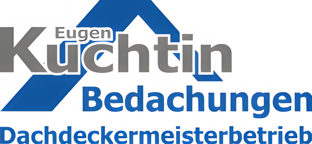 Logo mit dem Text „Eugen Kuchtin Bedachungen Dachdeckermeisterbetrieb“ in grauer und blauer Schrift, im Hintergrund ein großes stilisiertes blaues Dreieck.